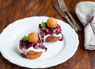 Papanasi cu dulceata de afine