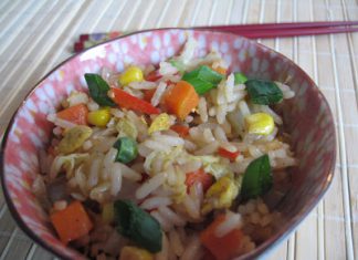 Orez stir fry cu legume 炒米饭