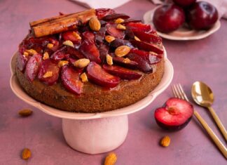 Tarta cu migdale si prune caramelizate Tarta cu prune si migdale caramelizate