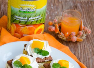 Prajitura cu piersici, biscuiti si nuca de cocos