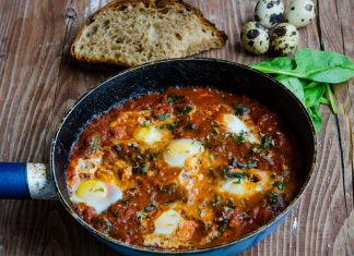 Shakshuka picanta cu oua de prepelita si spanac