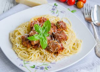 Spaghette cu chiftele in sos de rosii