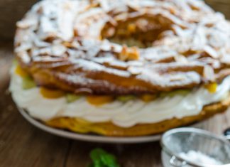 Paris Brest cu piersici si crema de fistic