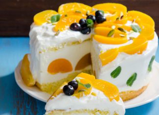 Tort cu piersici si iaurt