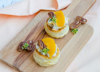 Tartine cu piersici si branza albastra