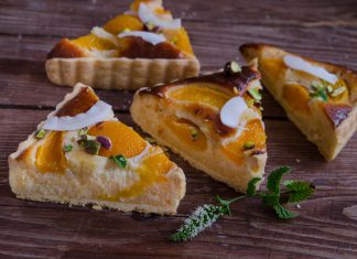 Tarta rustica cu piersici si nuca de cocos