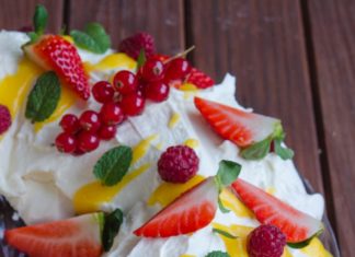 Coronita de bezea cu sos de piersici si fructe rosii