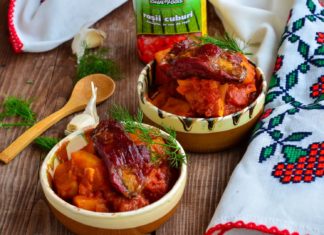 Mancare de cartofi cu rosii si afumatura