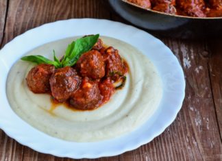 Chiftelute italienesti in sos de rosii cu piure de conopida