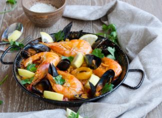 Paella cu fructe de mare