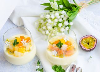 Panna cotta cu fructe tropicale