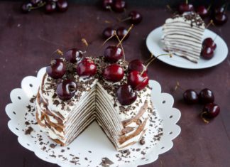 Tort de clatite cu ciocolata si cirese