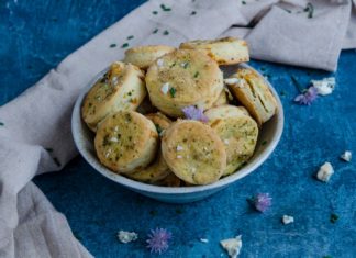 Biscuiti cu chives si branza albastra