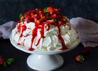Pavlova cu capsune