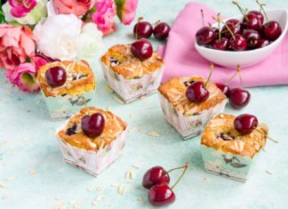 Briose cu cirese si migdale