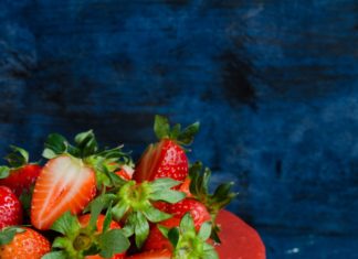 Cheesecake cu capsune si rubarba