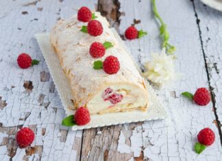 Rulada de bezea cu zmeura