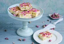 Ciocolata alba cu trandafiri si fistic