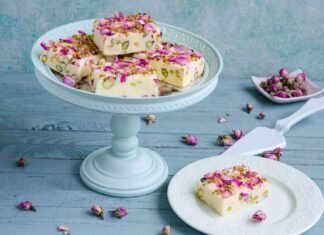 Ciocolata alba cu trandafiri si fistic