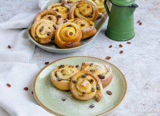 Melci cu crema de vanilie si stafide