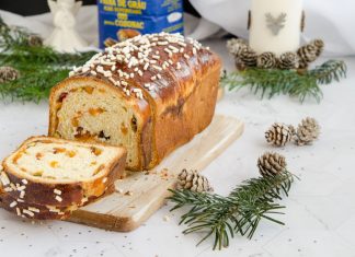 Cozonac cu smantana si fructe uscate