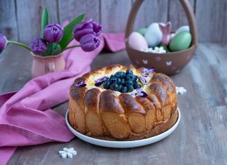 Pasca cu aluat si afine