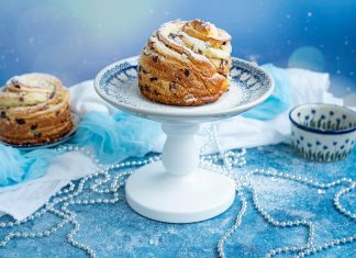 Cozonacei cu migdale si merisoare