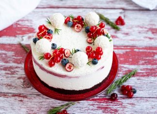 Tort cu cocos si fructe de padure