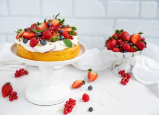 Prăjitură cu brânză de vaci și fructe