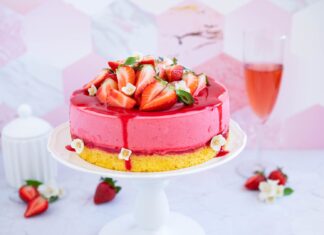 Prajitura cu mousse de capsune Prajitura cu mousse de capsune