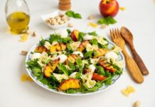 Salata cu paste si piersici Salata cu paste si piersici