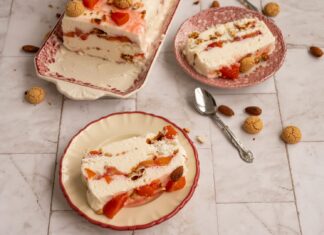 Semifreddo cu piersici si migdale Semifreddo cu piersici si migdale