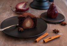 Prajitura cu pere in vin rosu Prajitura cu pere in vin rosu