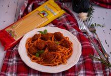 Paste cu chiftele si sos Paste cu chiftele si sos