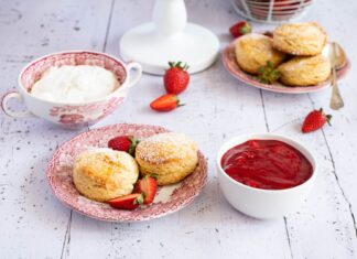 Scones cu dulceata Scones cu dulceata