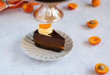 Tort cu caise si ciocolata Tort cu caise si ciocolata