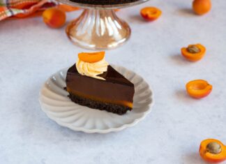 Tort cu caise si ciocolata Tort cu caise si ciocolata