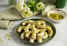 Cornulete cu fistic Cornulete cu fistic