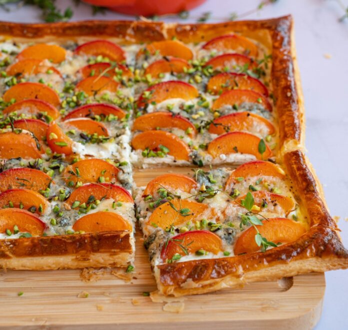 Tarta cu caise si gorgonzola (Large) Tarta cu caise si gorgonzola. O tarta rapida cu foietaj, caise proaspete si gorgonzola. O explozie de arome!