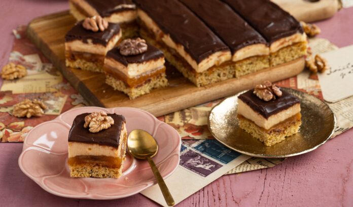 Prajitura cu nuci si gem de caise