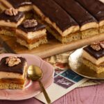 Prajitura cu nuci si gem de caise