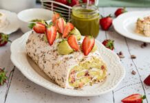 Rulada bezea cu fistic si capsune Rulada bezea cu fistic si capsune