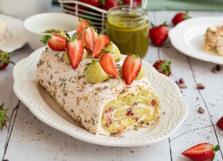 Rulada bezea cu fistic si capsune Rulada bezea cu fistic si capsune