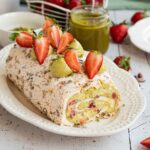 Rulada bezea cu fistic si capsune