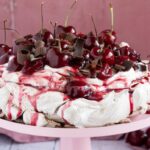 Pavlova cu cirese si ciocolata