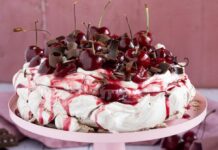 Pavlova cu cirese si ciocolata Pavlova cu cirese si ciocolata