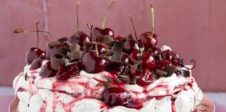 Pavlova cu cirese si ciocolata Pavlova cu cirese si ciocolata