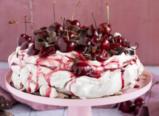 Pavlova cu cirese si ciocolata Pavlova cu cirese si ciocolata