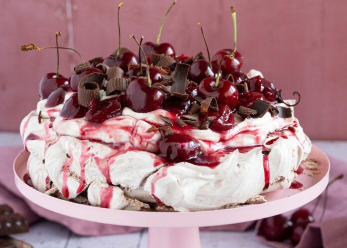 Pavlova cu cirese si ciocolata101 Pavlova cu cirese si ciocolata