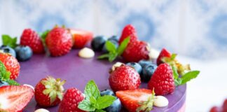 Tort cu fructe de padure Tort cu fructe de padure